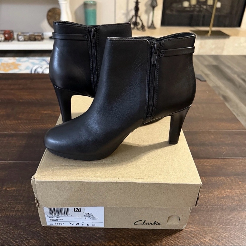 Clarks Adriel Mae Black Leather Ankle Boots Heel 26144417 Size 7.5 WIDE